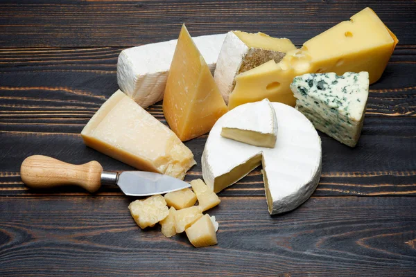 Various types of cheese - parmesan, brie, roquefort, cheddar — Stock Photo, Image