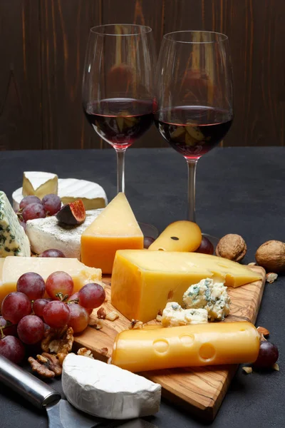 Vino y varios tipos de queso - parmesano, brie, roquefort, cheddar — Foto de Stock