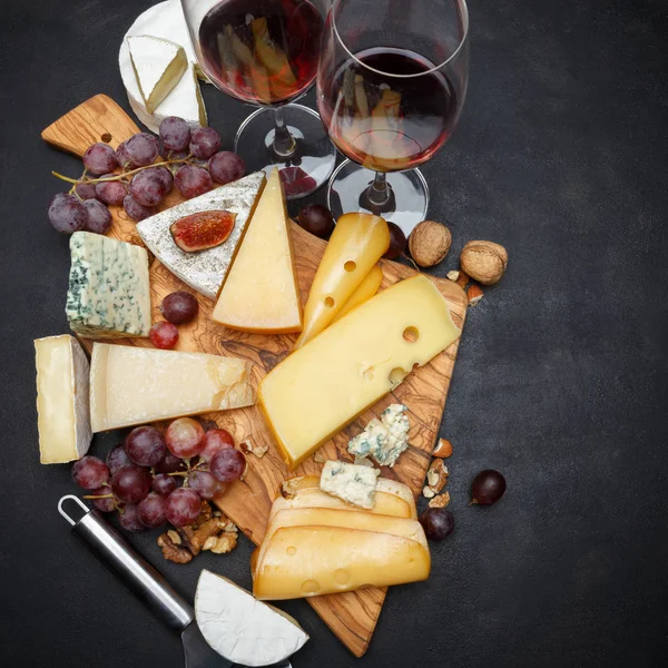 Vino e vari tipi di formaggio - parmigiano, brie, roquefort, cheddar — Foto Stock