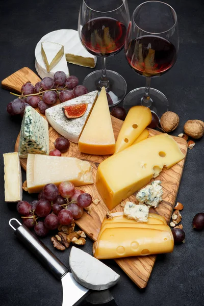 Vino y varios tipos de queso - parmesano, brie, roquefort, cheddar — Foto de Stock