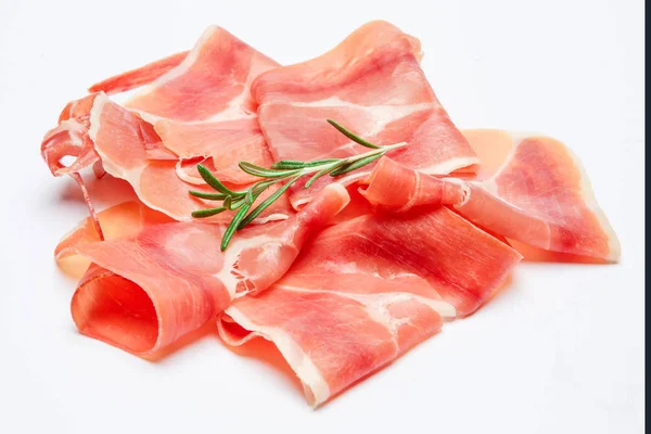 Italiensk prosciutto crudo eller spansk jamon. Rå skinke på hvid baggrund . - Stock-foto