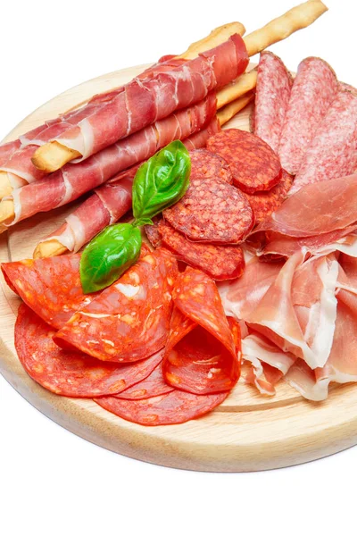 Gerookte vleeswaren plaat met koteletten, brood, ham en salami sticks — Stockfoto