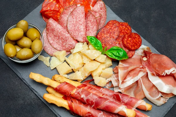 Kall rökt kött tallrik med Fläskkotletter, prosciutto, salami och bröd pinnar — Stockfoto