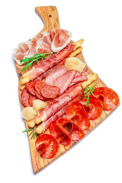 Prato de carne fumada a frio com costeletas de porco, presunto, salame e paus de pão — Fotografia de Stock