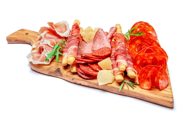 Kall rökt kött tallrik med Fläskkotletter, prosciutto, salami och bröd pinnar — Stockfoto