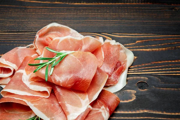 Italiensk prosciutto crudo eller spansk jamon. Rå skinke på trebakgrunn – stockfoto