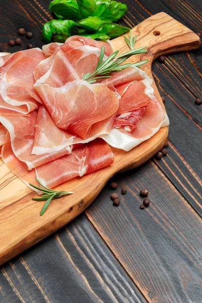 Pijama italiano de prosciutto ou espanhol. Presunto cru em fundo de madeira — Fotografia de Stock