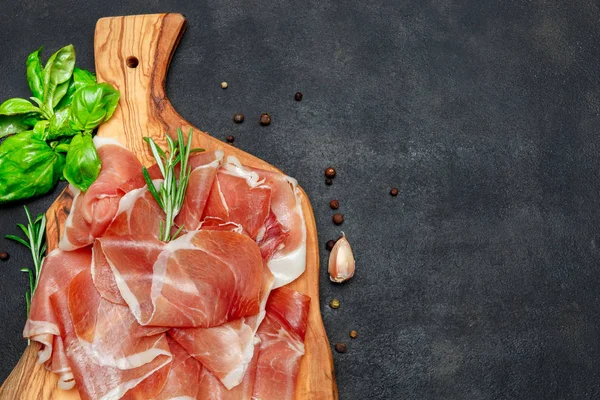 Crudo di prosciutto italiano o marmellata spagnola. Prosciutto crudo su tagliere di legno — Foto Stock