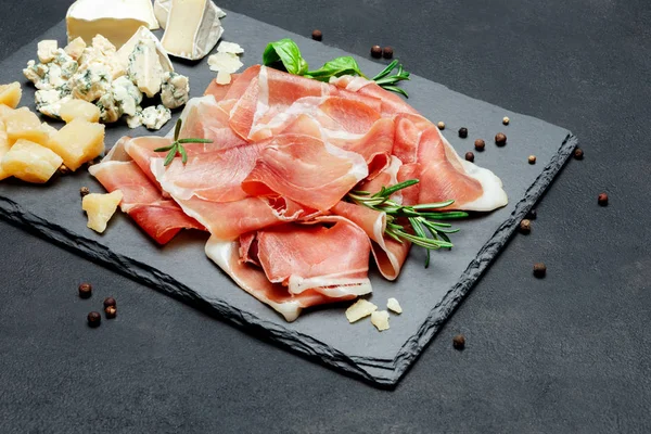 Pijama e queijo italiano prosciutto crudo ou espanhol — Fotografia de Stock