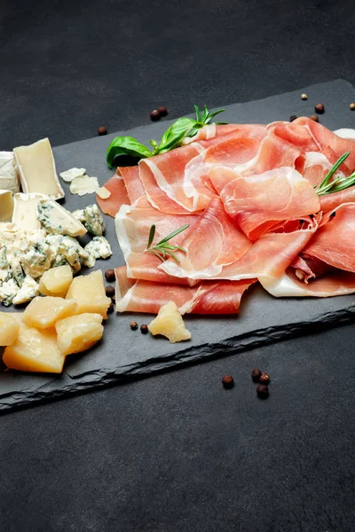 Pijama e queijo italiano prosciutto crudo ou espanhol — Fotografia de Stock