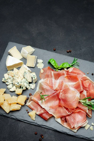 Olasz prosciutto crudo, vagy a spanyol Jamón és a sajt — Stock Fotó