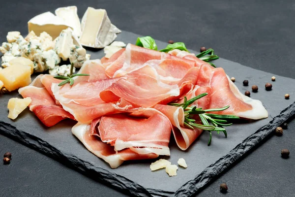 Olasz prosciutto crudo, vagy a spanyol Jamón és a sajt — Stock Fotó