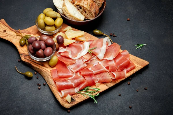 Pijama italiano de prosciutto ou espanhol. Presunto cru sobre fundo branco . — Fotografia de Stock