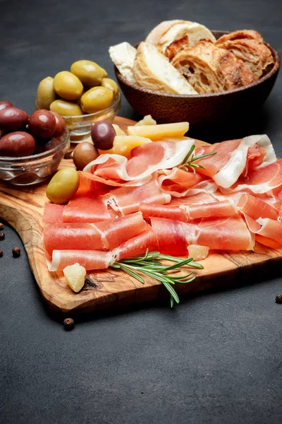 Pijama italiano de prosciutto ou espanhol. Presunto cru sobre fundo branco . — Fotografia de Stock