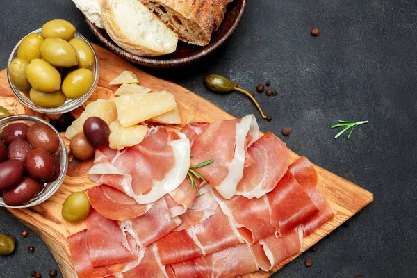 Italiaanse prosciutto crudo of Spaanse Jamón. Rauwe ham op witte achtergrond. — Stockfoto