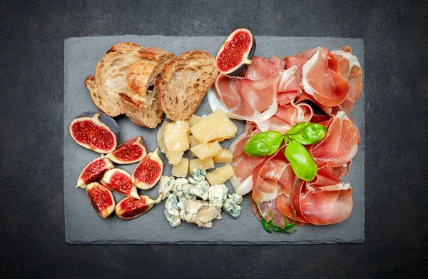 Pijamon italiano prosciutto crudo ou espanhol, queijo, figos e pão — Fotografia de Stock