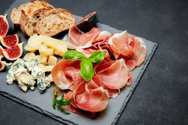 Prosciutto crudo italiano o jamón español, queso, higos y pan — Foto de Stock