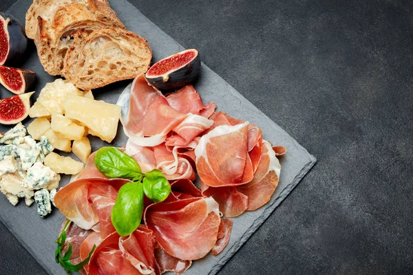 Prosciutto crudo italiano o marmellata spagnola, formaggio, fichi e pane — Foto Stock