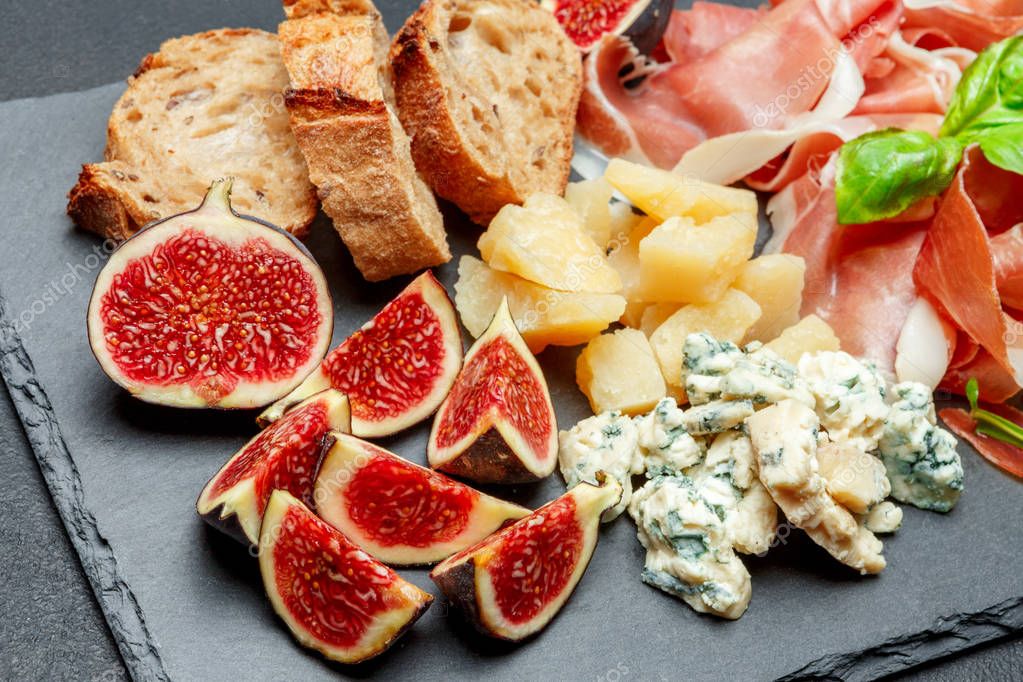 Prosciutto crudo italiano o jamón español, queso, higos y pan 2024