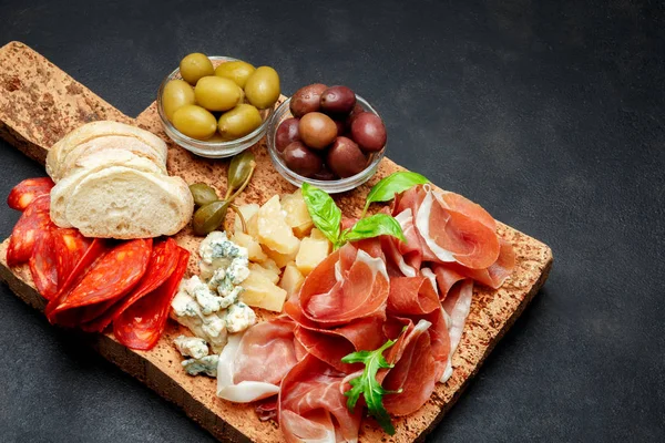 Итальянская ветчина крудо или испанский хамон, сыр, оливки и хлеб — стоковое фото