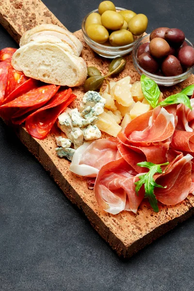 Prosciutto crudo italiano o jamón español, queso, aceitunas y pan — Foto de Stock