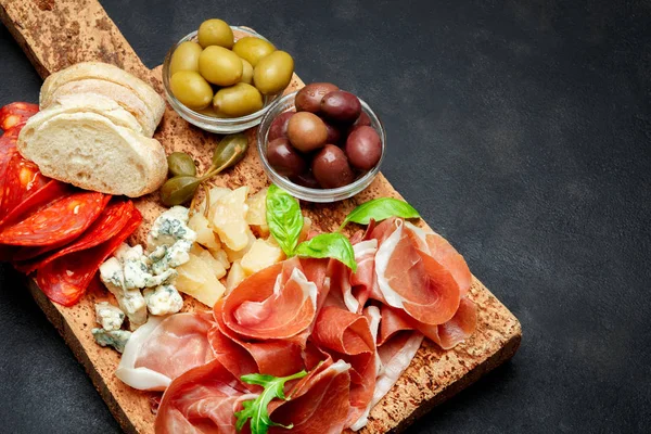 Olasz prosciutto crudo, vagy spanyol Jamón, sajt, olajbogyó és kenyér — Stock Fotó