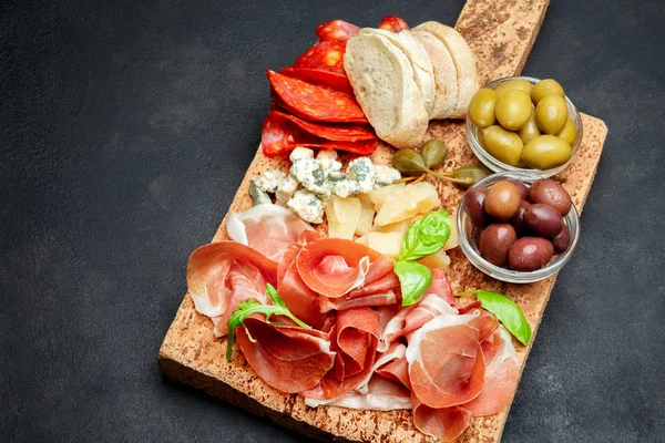 Italian prosciutto crudo or spanish jamon, cheese, olives and bread — Stock Photo, Image