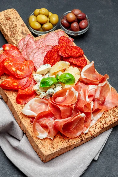 Crudo di prosciutto italiano o marmellata spagnola, formaggio e olive — Foto Stock