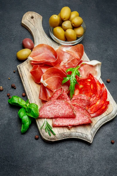 Crudo di prosciutto italiano o marmellata spagnola, salsiccia e olive — Foto Stock