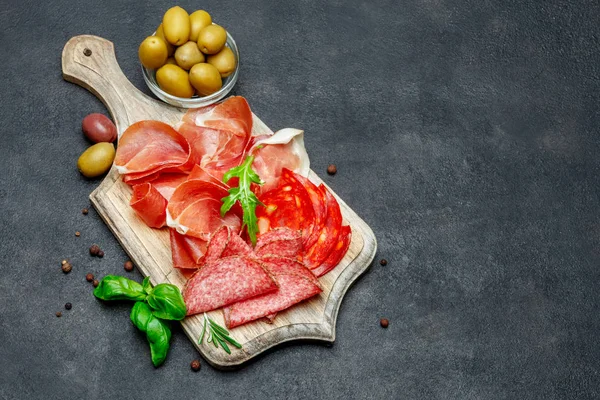 Итальянская ветчина крудо или испанский хамон, колбаса и оливки — стоковое фото
