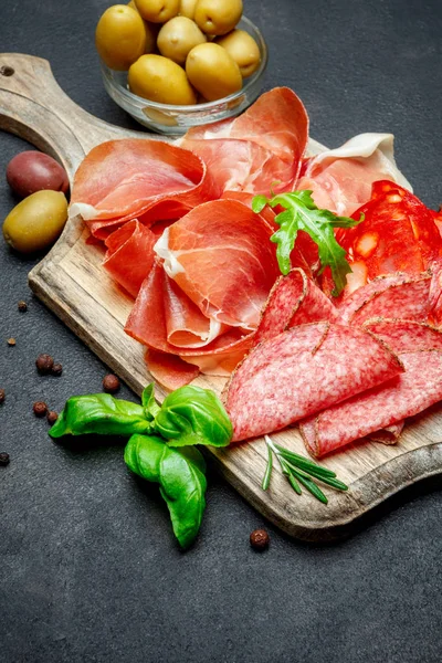 Italiensk prosciutto crudo eller spansk jamon, pølse og oliven – stockfoto