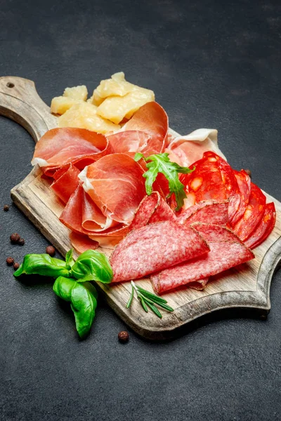 Pijama, linguiça e queijo italiano prosciutto crudo ou espanhol — Fotografia de Stock