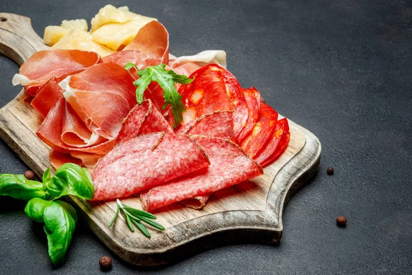Pijama, linguiça e queijo italiano prosciutto crudo ou espanhol — Fotografia de Stock
