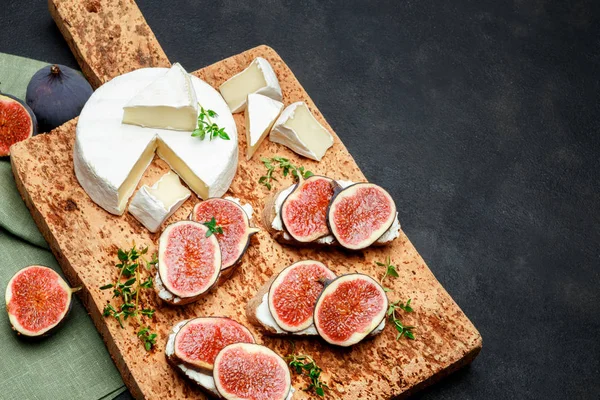 ブルー チーズ、ブリーチーズと新鮮なイチジクのブルスケッタ — ストック写真