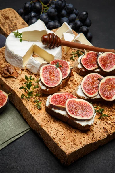 Bruschetta con formaggio blu, brie e fichi freschi — Foto Stock