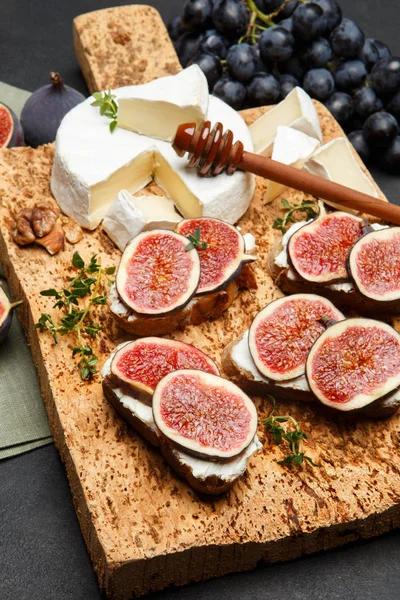 ブルー チーズ、ブリーチーズと新鮮なイチジクのブルスケッタ — ストック写真