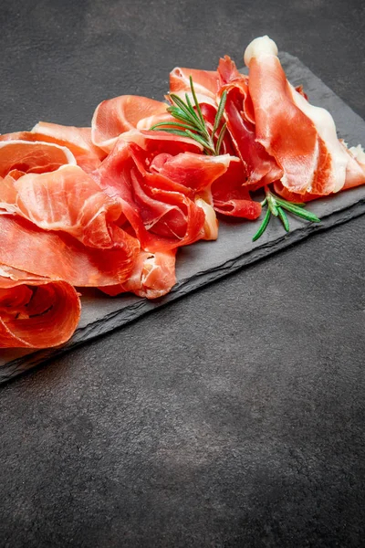 Jamon hiszpańskiego lub włoskiego prosciutto crudo — Zdjęcie stockowe