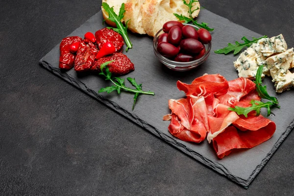 Comidas italianas tradicionales - crudo o jamón de jamón, parmesano, tomates —  Fotos de Stock