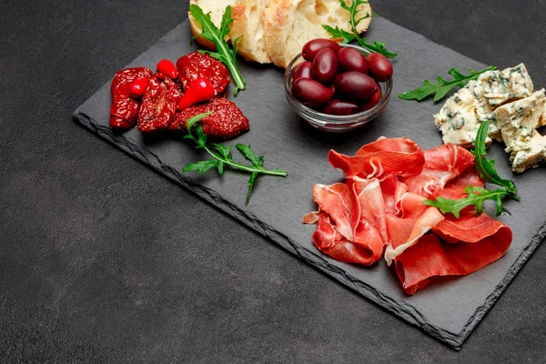 Traditionele Italiaanse maaltijd - prosciutto crudo of jamón, Parmezaanse kaas, tomaten — Stockfoto