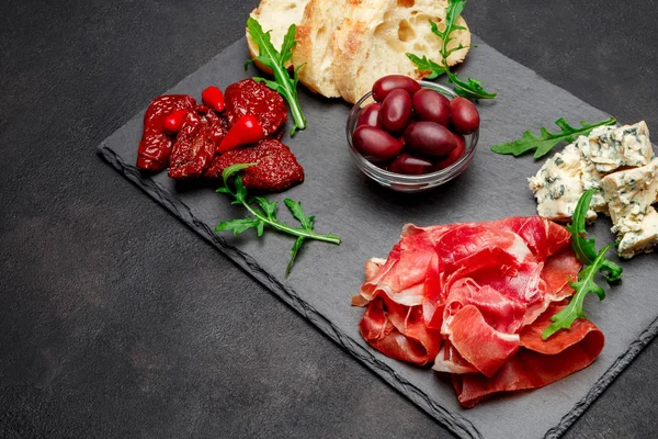 Comidas italianas tradicionales - crudo o jamón de jamón, parmesano, tomates —  Fotos de Stock