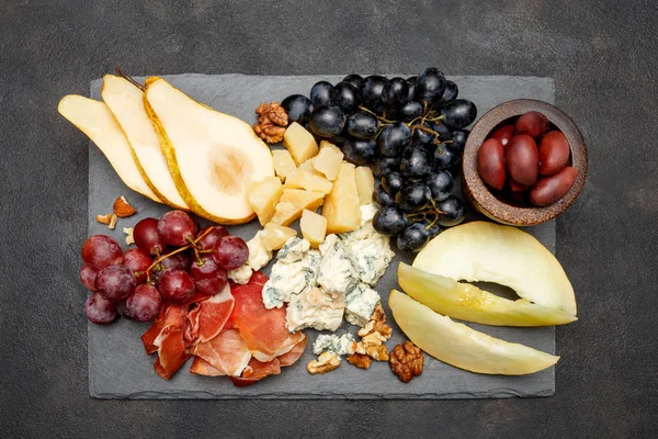 Prato de carne lanche antipasti - presunto Prosciutto, queijo azul, melão, uvas, azeitonas — Fotografia de Stock