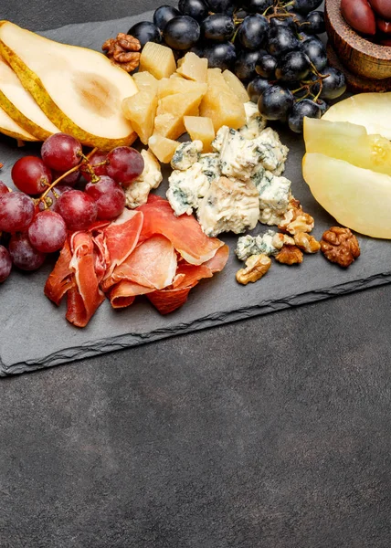 Закуски из мясной тарелки - ветчина прошутто, голубой сыр, дыня, виноград, оливки — стоковое фото