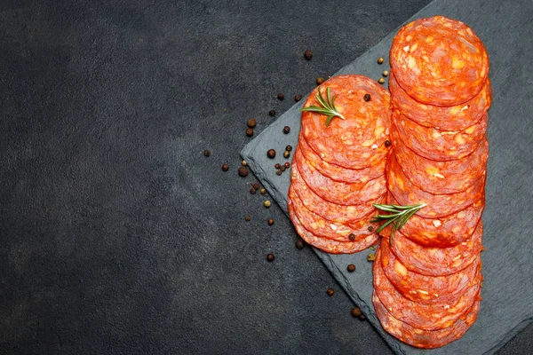 Italiaanse Salami of Spaanse chorizo op het bedienen van de Raad van bestuur — Stockfoto