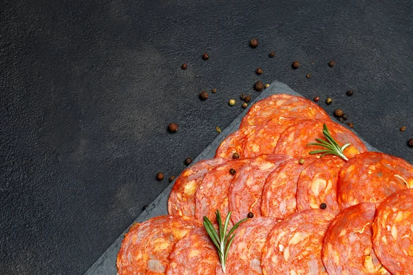 Salami italien ou chorizo espagnol sur le plateau de service — Photo