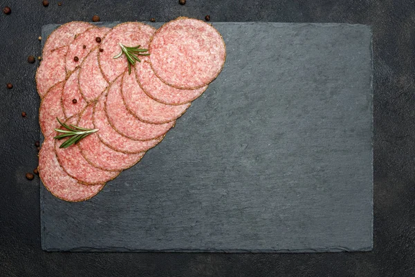 Salami italien ou chorizo espagnol sur le plateau de service — Photo