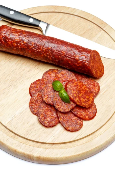 Salami italiano o chorizo español sobre plato fondo blanco — Foto de Stock