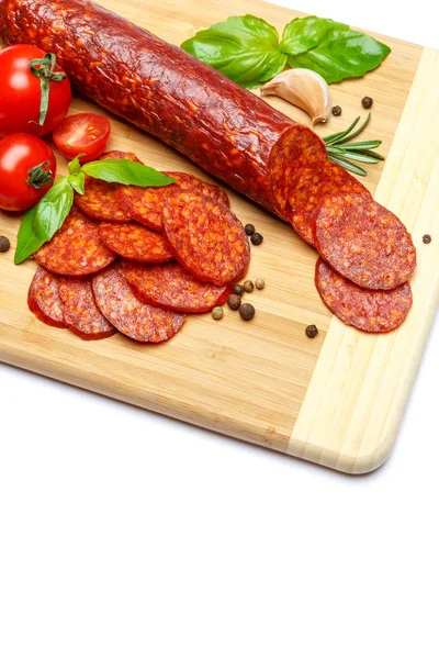 Salami italiano o chorizo español sobre tabla de cortar de madera —  Fotos de Stock