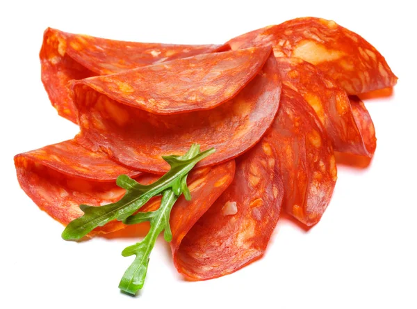Salami włoski lub hiszpański chorizo na białym tle — Zdjęcie stockowe