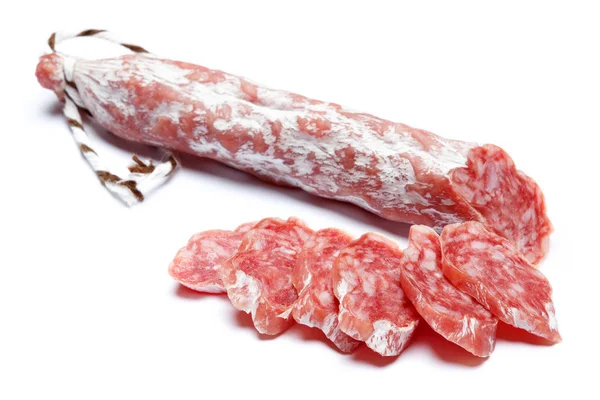 Salsicha de salame orgânica seca no fundo branco — Fotografia de Stock