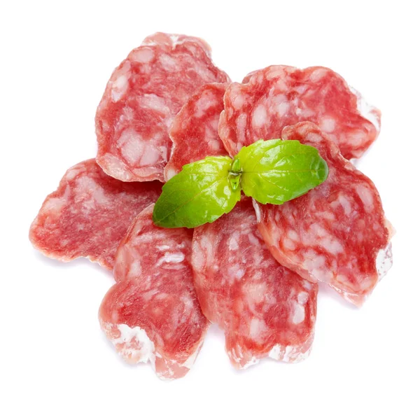 Salsicha de salame orgânica fatiada seca em fundo branco — Fotografia de Stock
